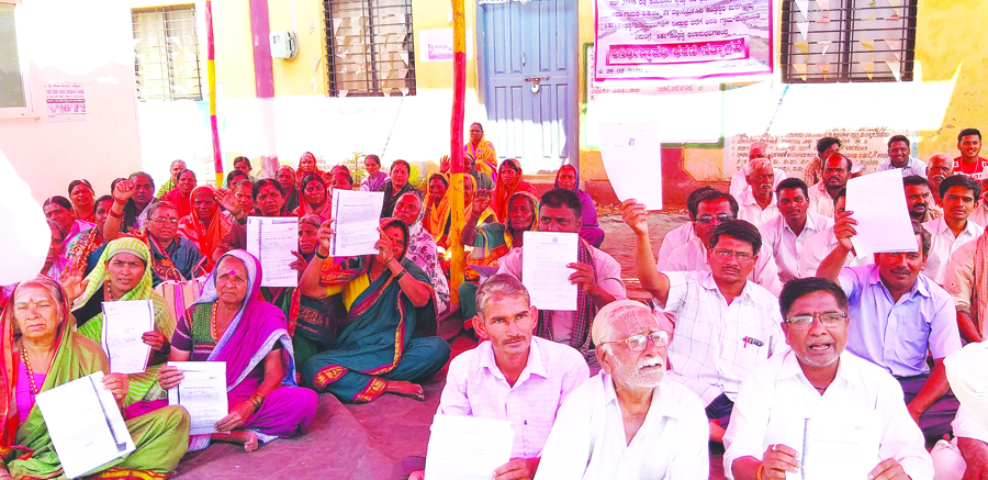 ಅನರ್ಹರನ್ನು ತೆರವುಗೊಳಿಸಬೇಕೆಂದು ಒತ್ತಾಯಿಸಿ ಪ್ರತಿಭಟನೆ